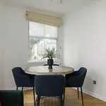 Capital Two Bedroom Apartment Sloane Avenue