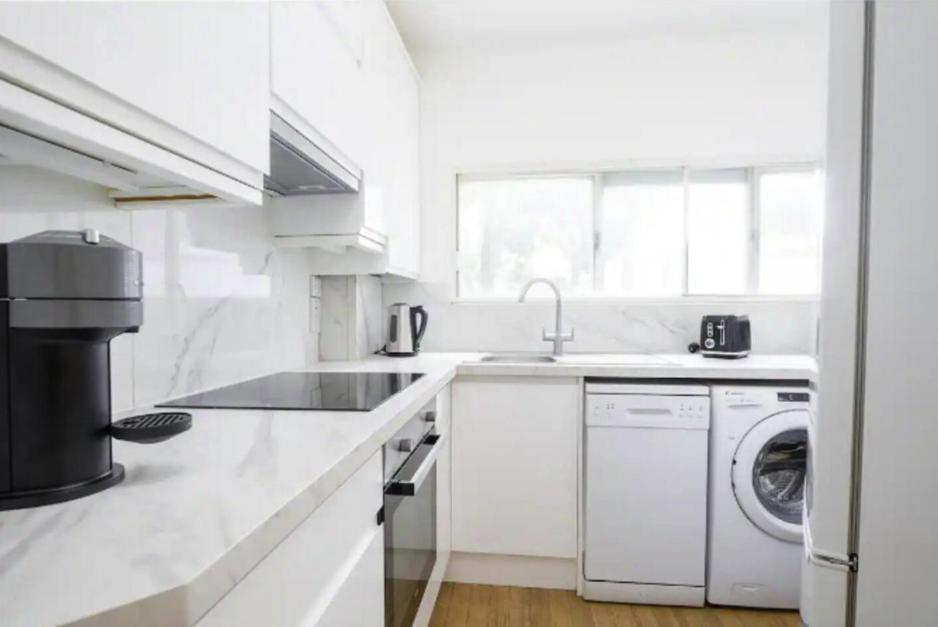 Capital Two Bedroom Sloane Avenue Londra